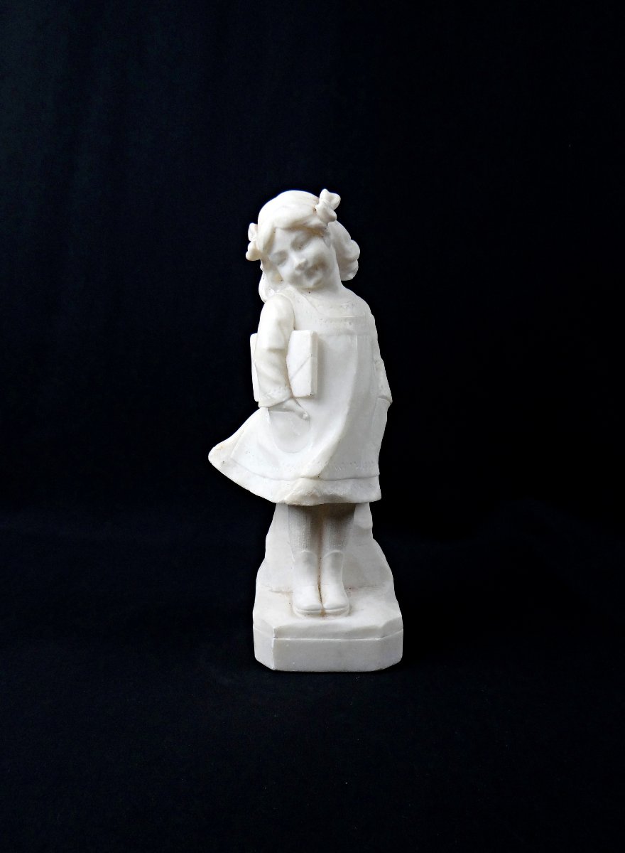 Sculpture en albâtre Art Nouveau signée E. Battiglia d'une jeune fille écolière fin XIXe