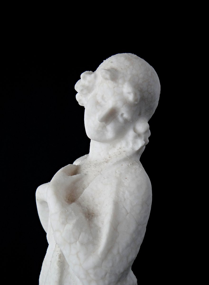 Statue Art Déco en calcaire ou eau pétrifiée d'une femme élégante début XXe -photo-1