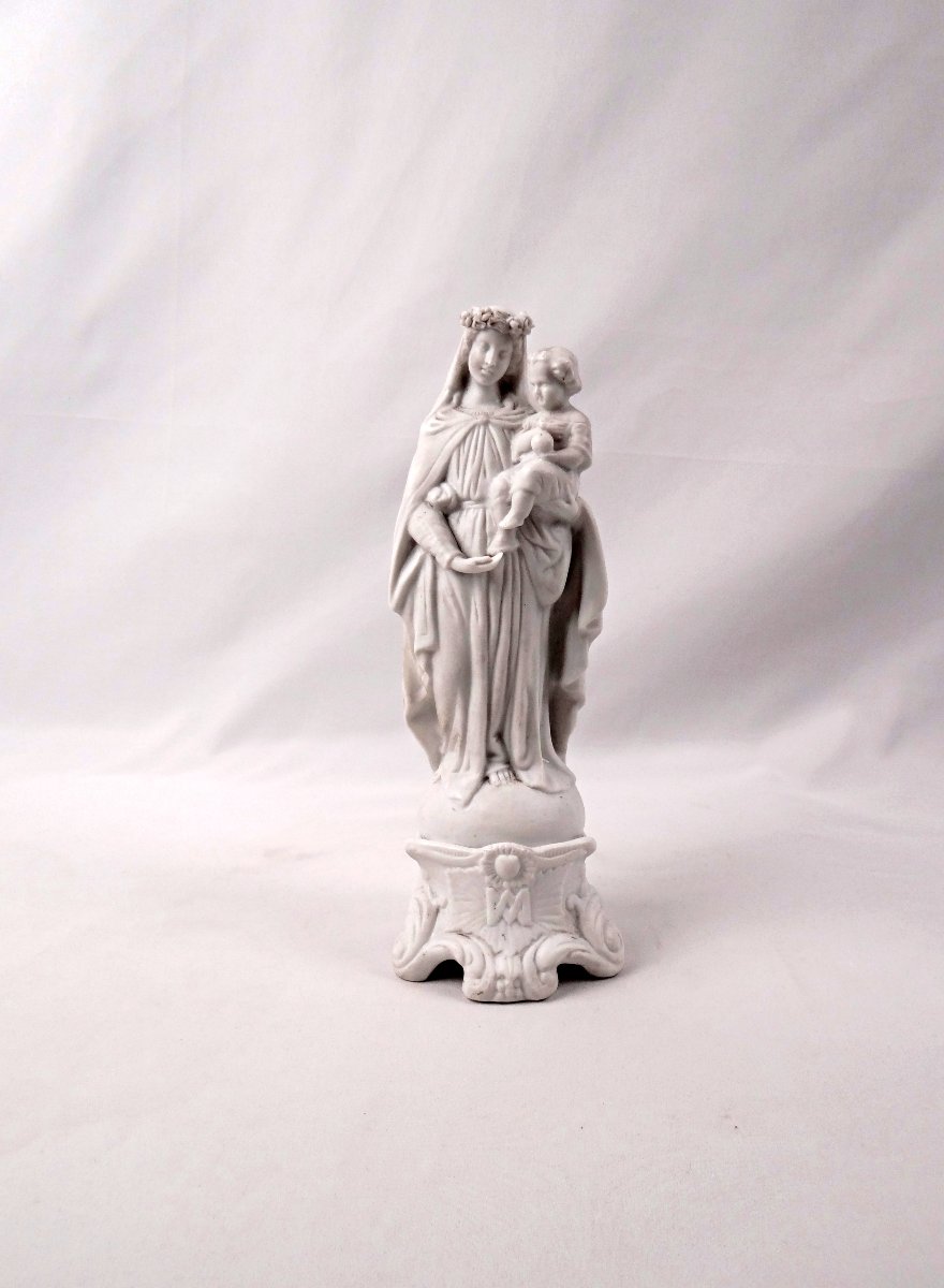Vierge couronne de fleur à l'enfant en biscuit de porcelaine Art Nouveau fin XIXe