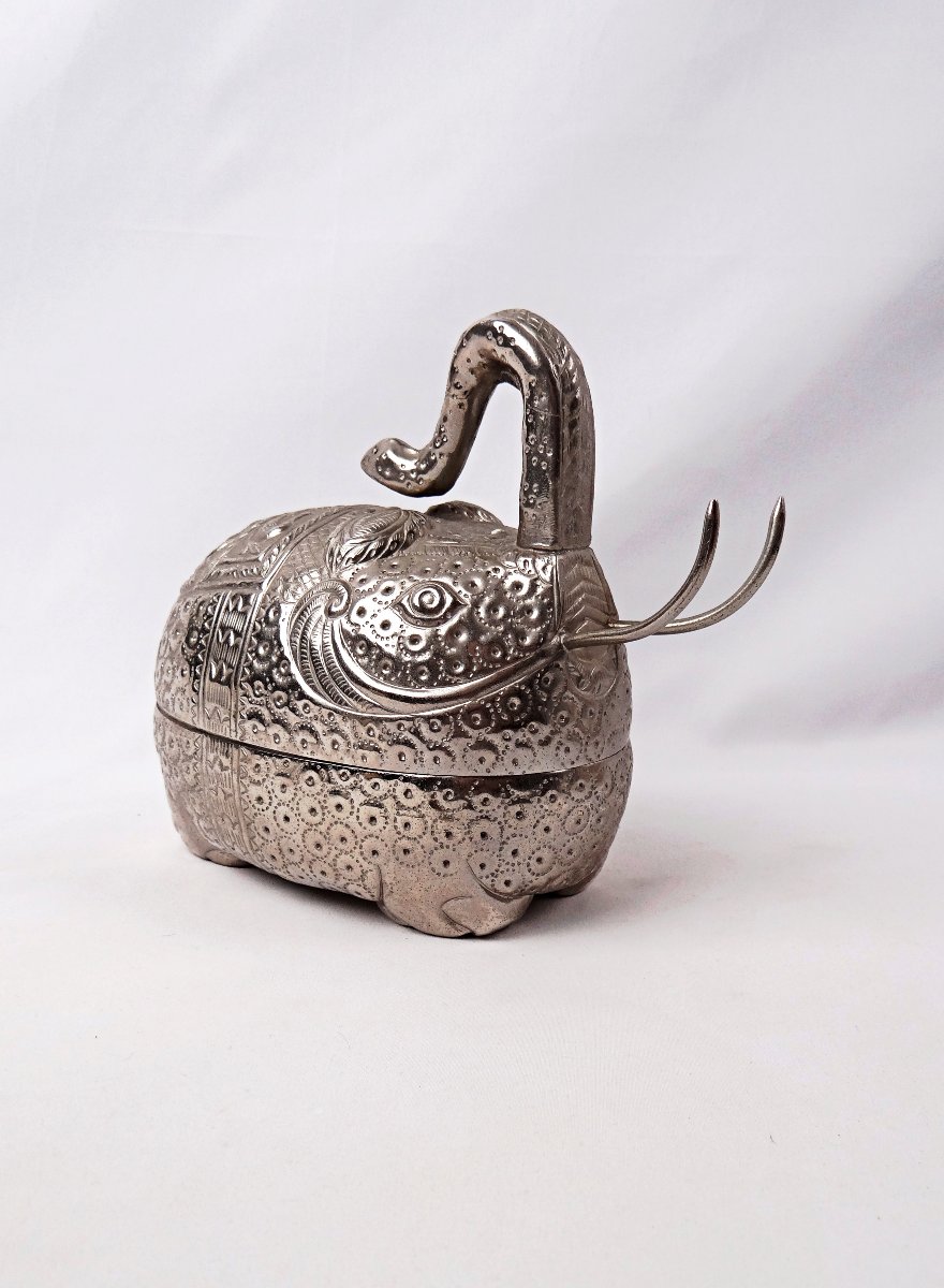 Silver Betel Box From The 1900s In The Shape Of An Elephant, Southeast Asian Handicraft  Genuine-photo-4
