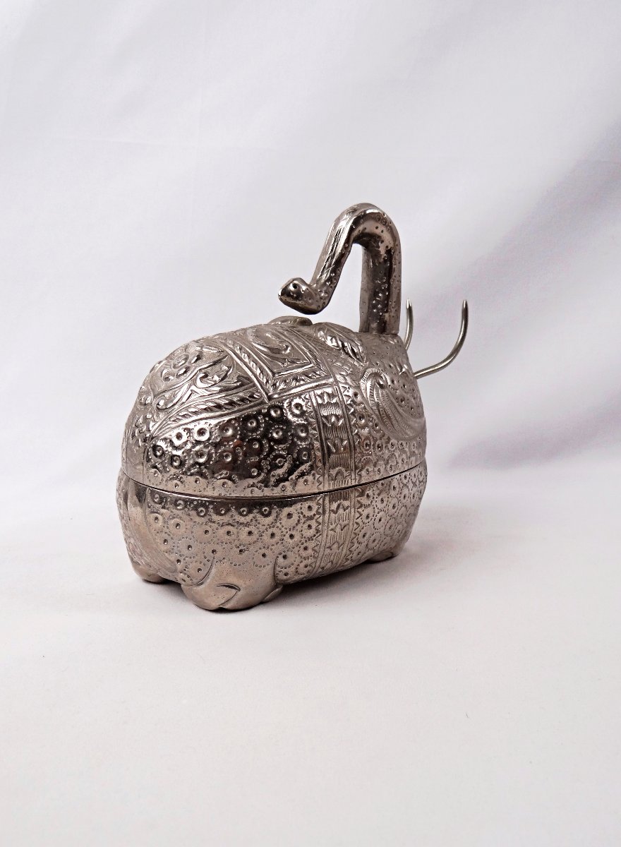 Silver Betel Box From The 1900s In The Shape Of An Elephant, Southeast Asian Handicraft  Genuine-photo-2