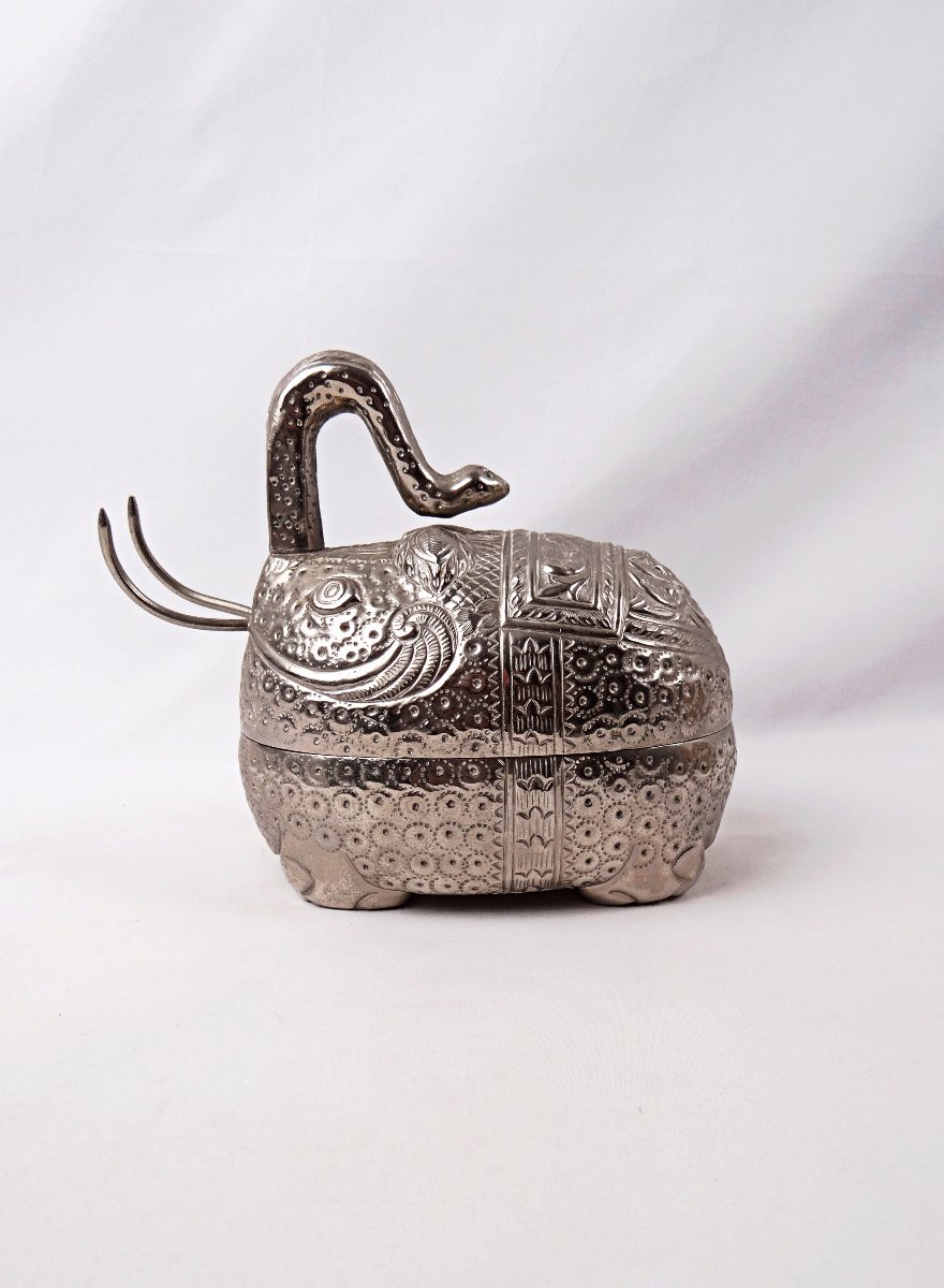 Silver Betel Box From The 1900s In The Shape Of An Elephant, Southeast Asian Handicraft  Genuine