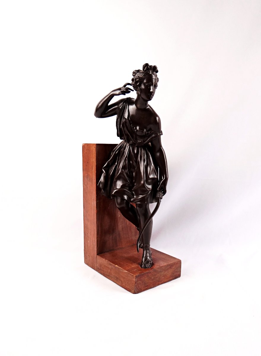Diane chasseresse sculpture en bronze sur socle en bois fin XIXe
