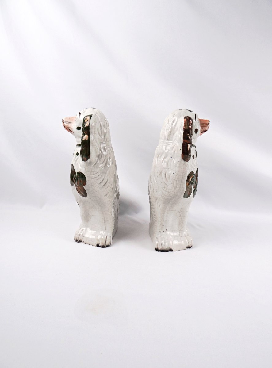 Paire de chiens Staffordshire en faïence polychrome Anglaise du XIXe-photo-1