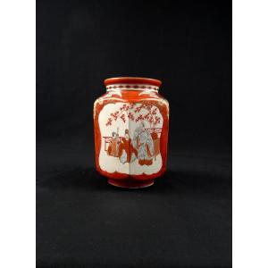Japanese Kutani-yaki Coral Red Porcelain Vase From The Meiji Period (1868-1912)