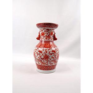 Vase Hu balustre porcelaine chinoise rouge corail famille rose inspiré du règne Qianlong XIXème