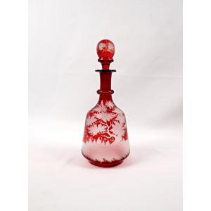 Carafe en verre doublé rouge de bohème rouge à décor gravé scène de chasse XIXème