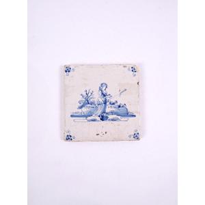 Carreau de faïence Delft du XVIIIe siècle scène paysanne cultivatrice de profil