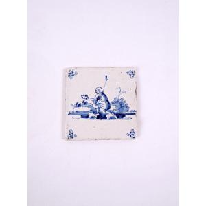 Carreau de faïence Delft du XVIIIe siècle cultivateur à la couronne de fleur