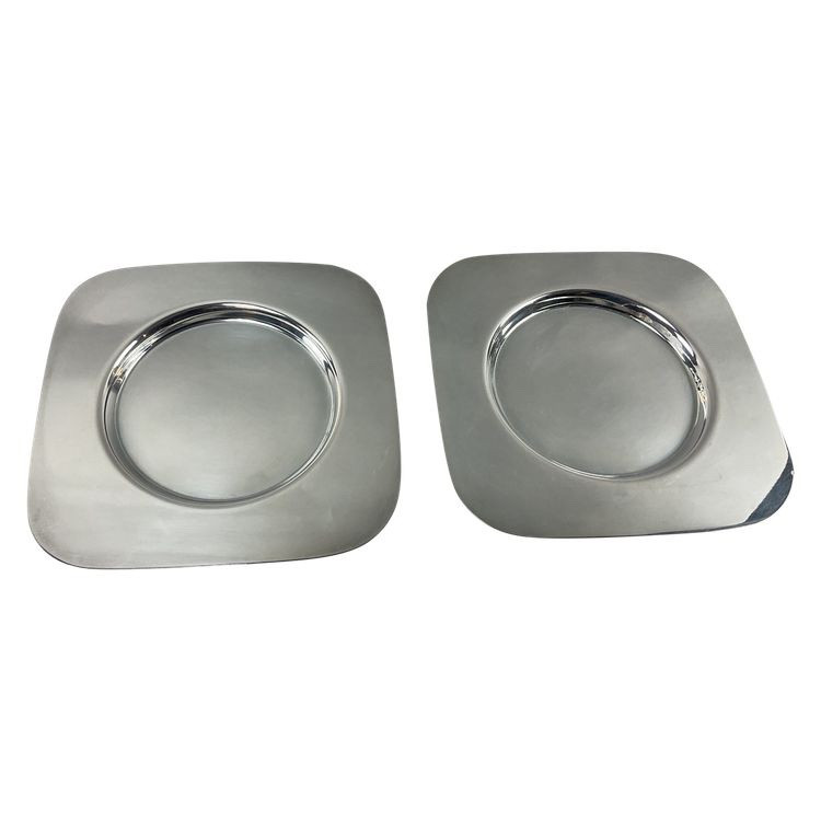 Paire de dessous de bouteilles en métal argenté  