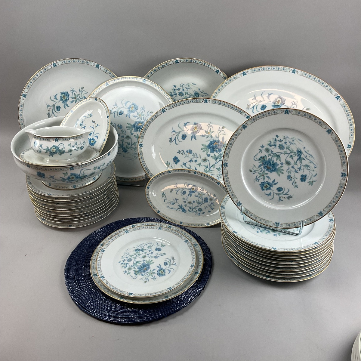 Haviland Limoges service de table modèle Nakim-Marie-Louise, 45 pièces 