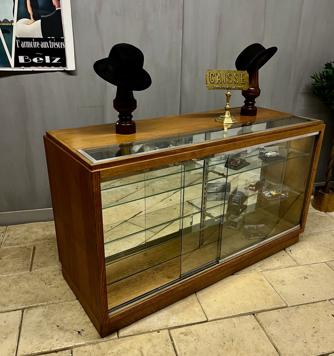 Comptoir vitrine en chêne année 50 - 60 meuble de métier de pharmacie. 