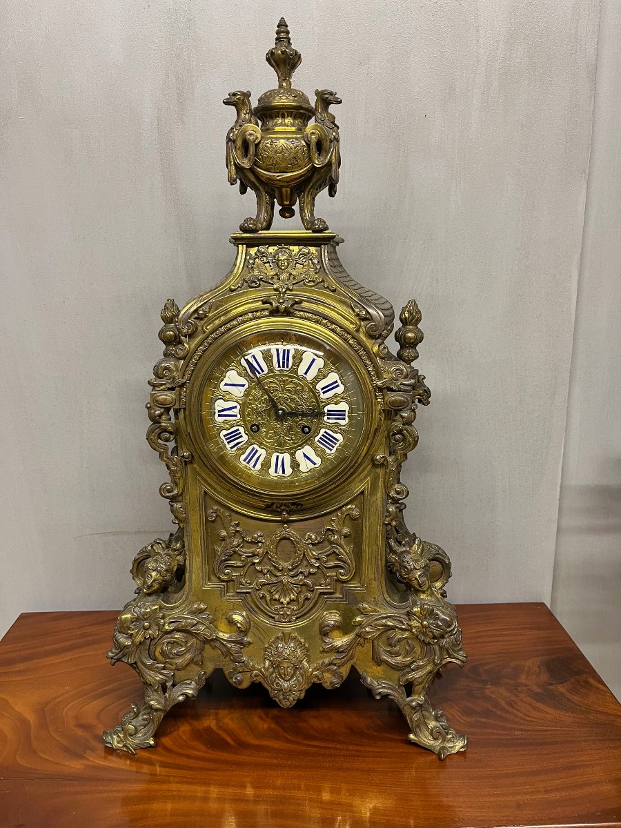 Grande pendule  bronze , 19 ème de style Louis XV rocaille  hauteur 78 cm 