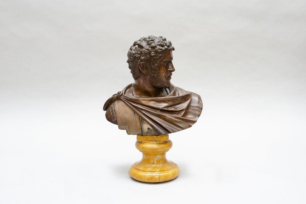 Buste en bronze de l'empereur CARRACALLA, piédouche Jaune de Sienne, 19e siècle, Grand Tour