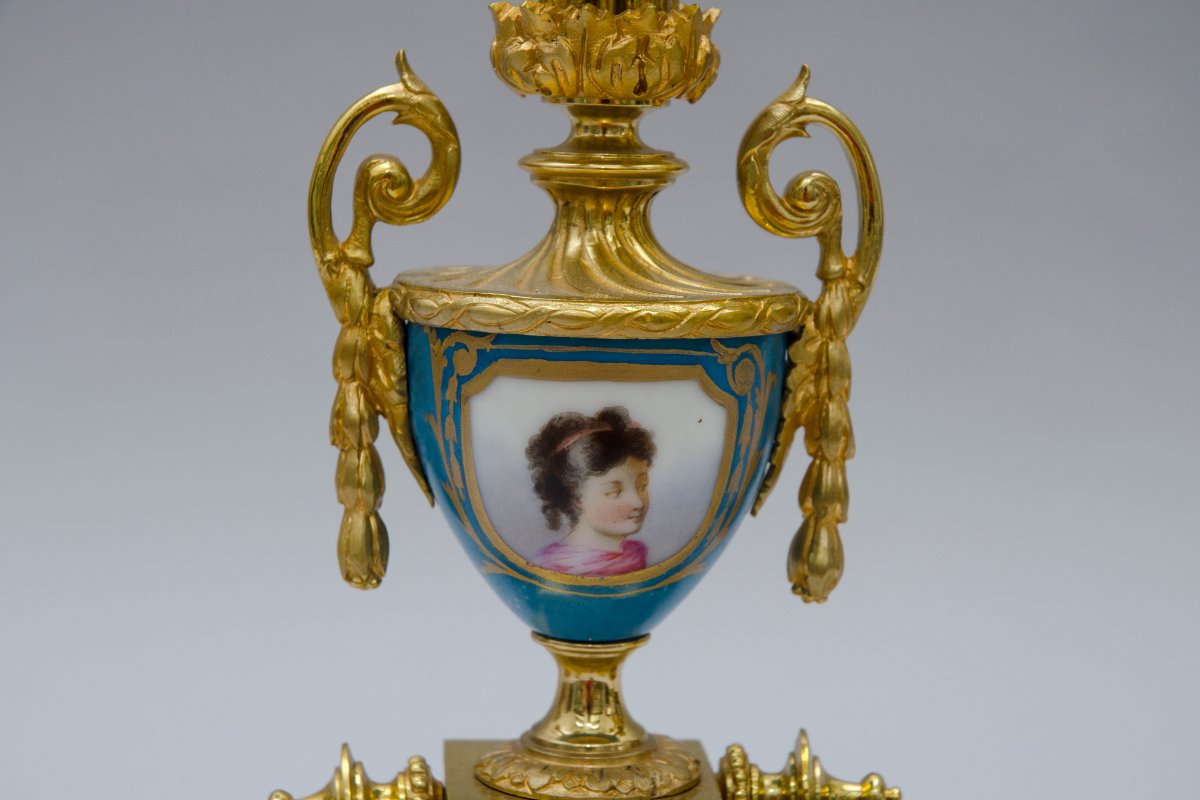Garniture avec pendule et chandeliers, porcelaine de Sèvres et bronze doré, 19e siècle-photo-4