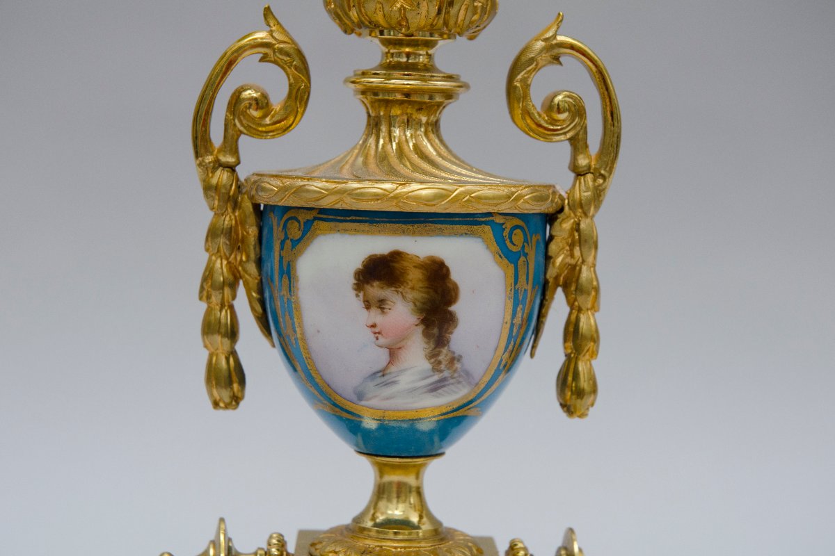Garniture avec pendule et chandeliers, porcelaine de Sèvres et bronze doré, 19e siècle-photo-1