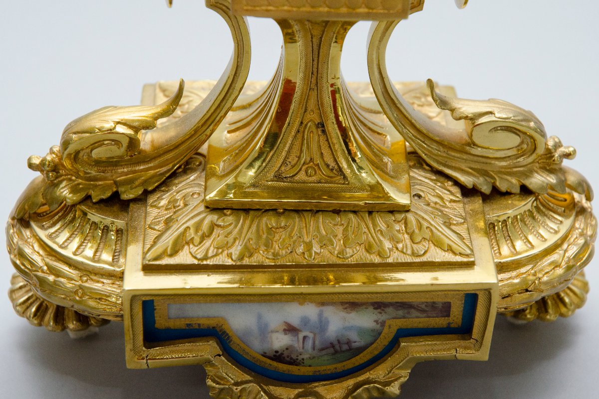 Garniture avec pendule et chandeliers, porcelaine de Sèvres et bronze doré, 19e siècle-photo-3