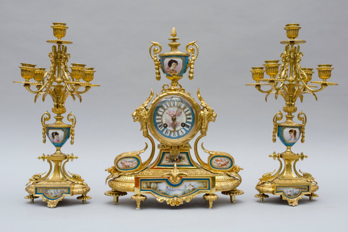 Garniture avec pendule et chandeliers, porcelaine de Sèvres et bronze doré, 19e siècle