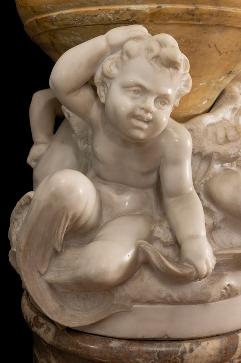 Grande vasque « aux tritons » en marbre sur colonne, 19e siècle. Jardinière-photo-1