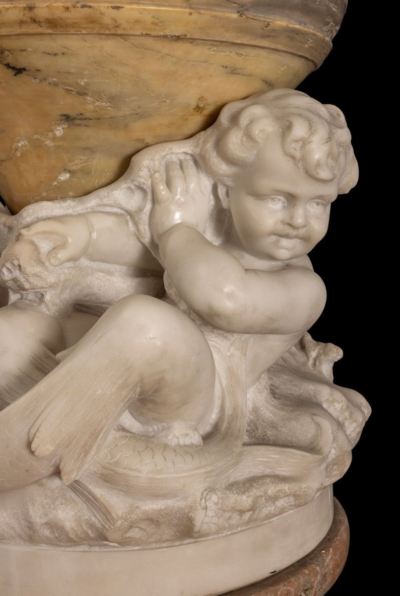 Grande vasque « aux tritons » en marbre sur colonne, 19e siècle. Jardinière-photo-2