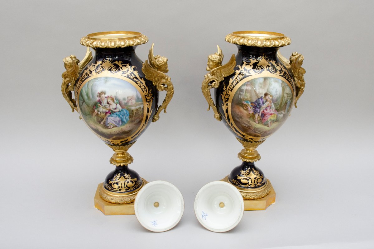 Pair Of Large Cobalt-blue Vases With Bronze Mounts Featuring Busts Of Winged Women, Sèvres-photo-1