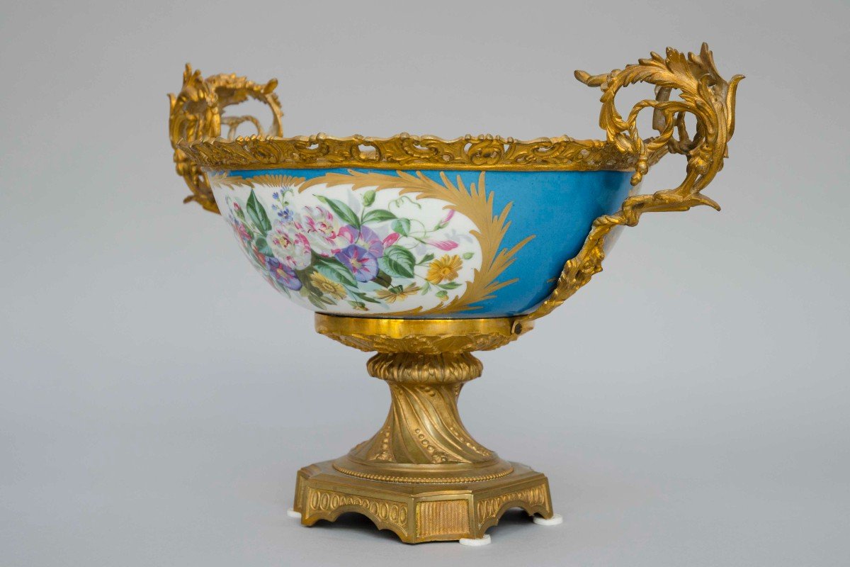 Coupe En Porcelaine Bleu Céleste De Style Sèvres, Montée Sur Bronzes Dorés, France 19e Siècle