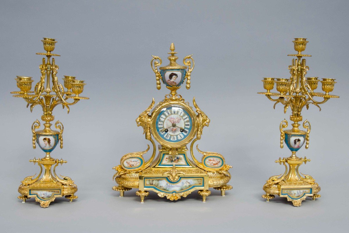 Garniture En Bronze Doré Et Porcelaine De Sèvres, Horloge Et Chandeliers, Napoléon III, France