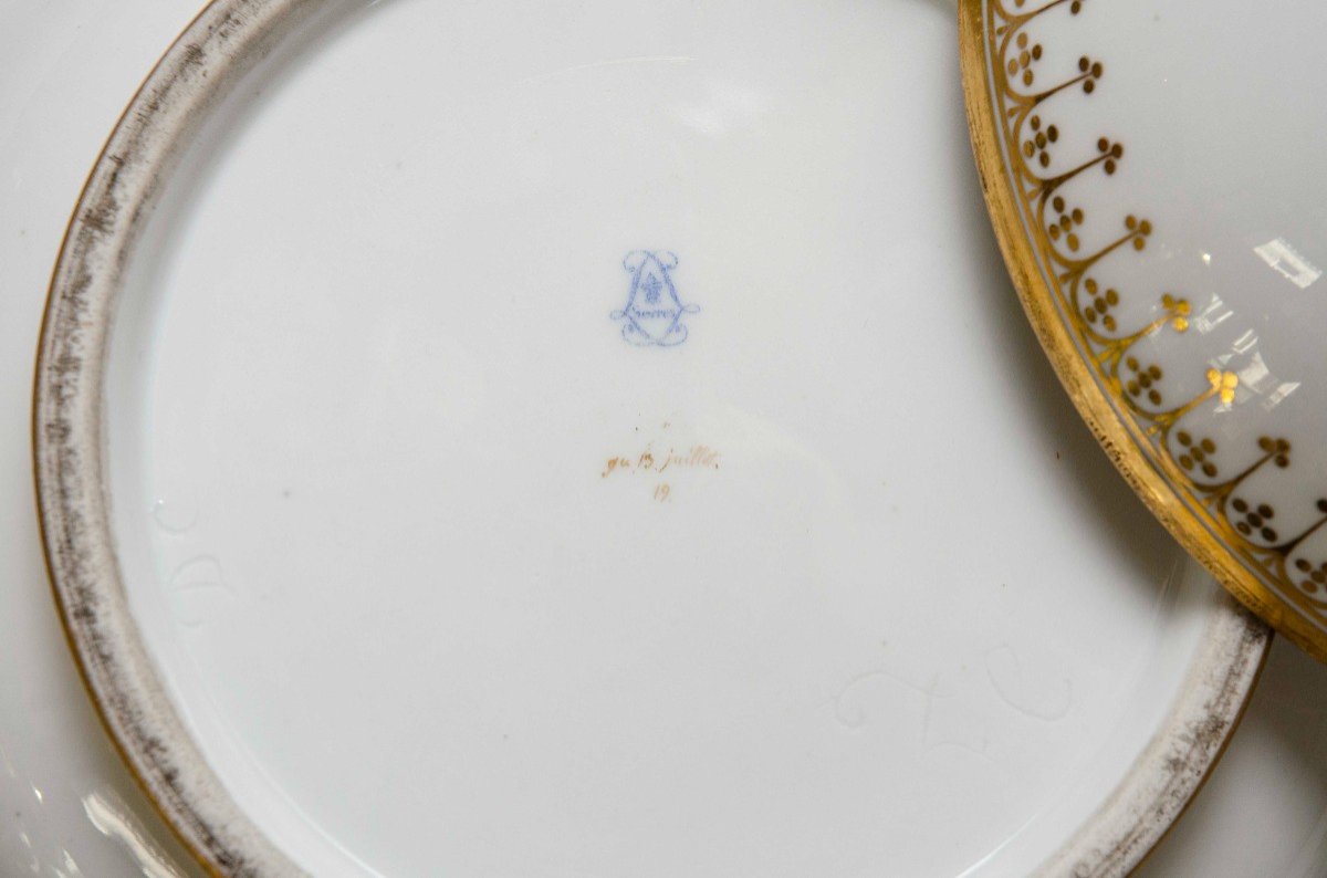 "Ecuelle à Bouillon" et sa soucoupe, porcelaine de Sèvres, blanc et or, 19e siècle-photo-2