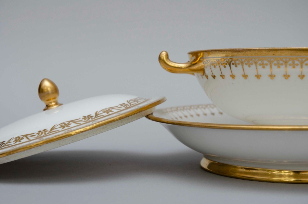 "Ecuelle à Bouillon" et sa soucoupe, porcelaine de Sèvres, blanc et or, 19e siècle-photo-1