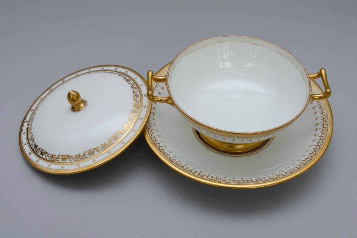 "Ecuelle à Bouillon" et sa soucoupe, porcelaine de Sèvres, blanc et or, 19e siècle-photo-2