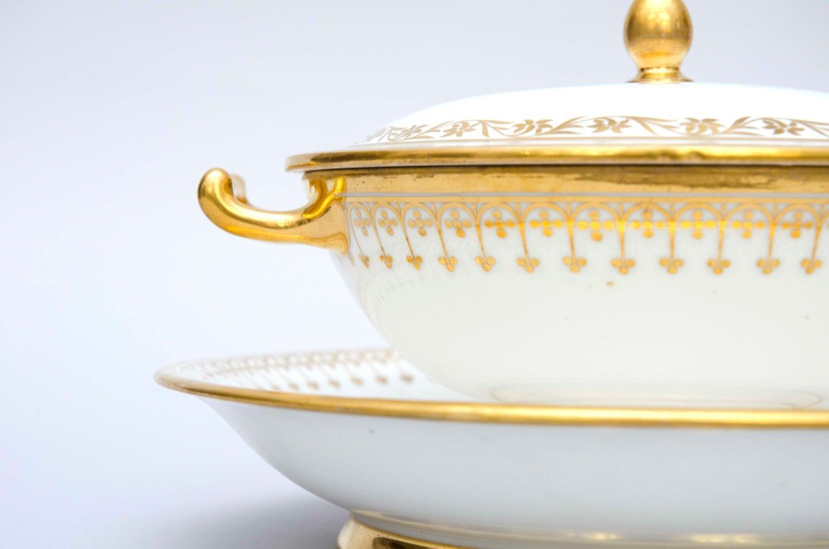 "Ecuelle à Bouillon" et sa soucoupe, porcelaine de Sèvres, blanc et or, 19e siècle