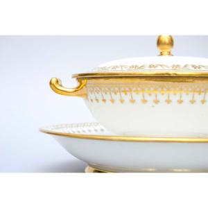 "Ecuelle à Bouillon" et sa soucoupe, porcelaine de Sèvres, blanc et or, 19e siècle