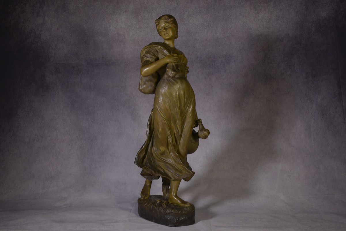 Statue en terre cuite femme porteuse d'une jarre signée XX's