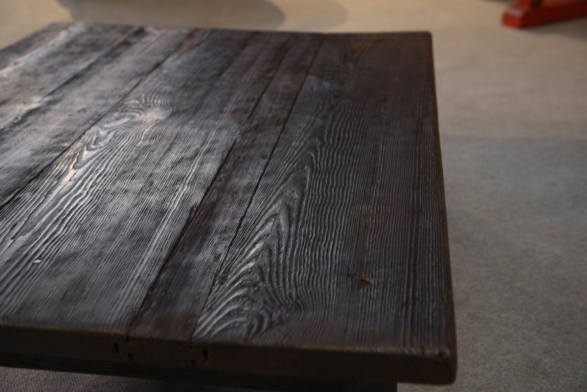 Table basse brutaliste en épicéa foncé piétement chêne-photo-2