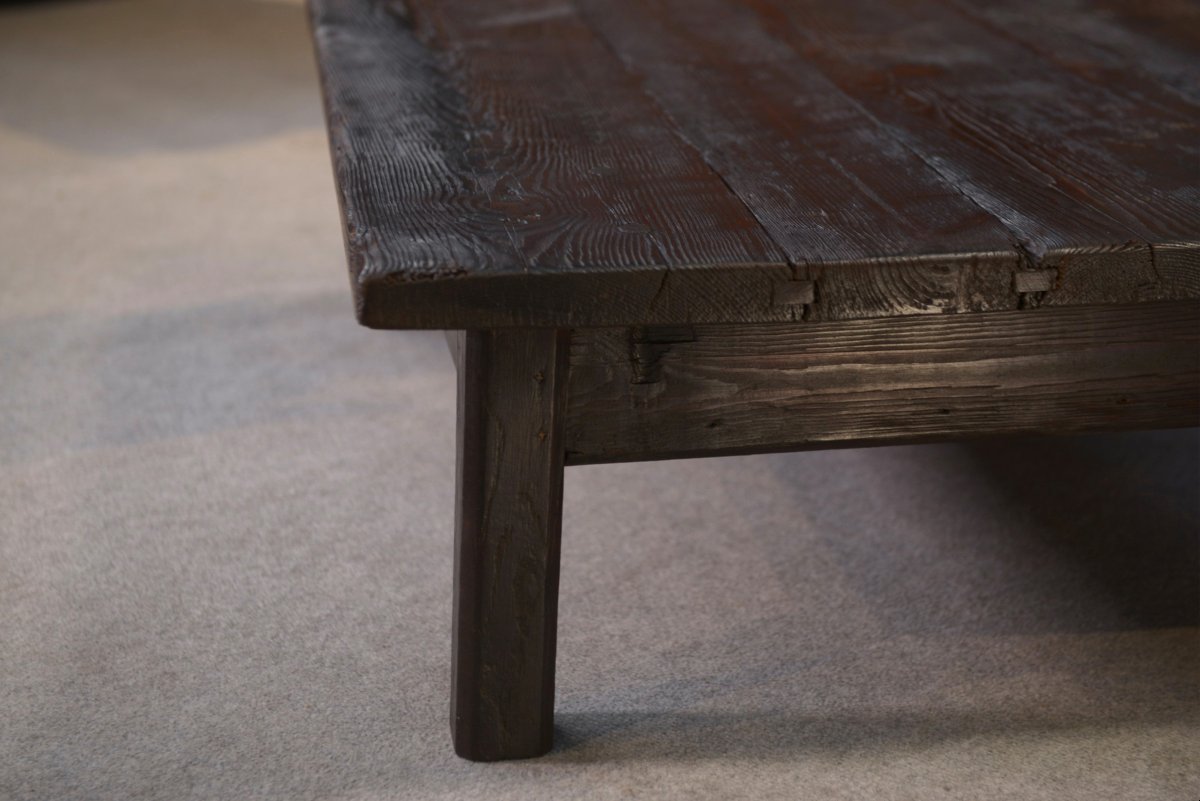 Table basse brutaliste en épicéa foncé piétement chêne-photo-1