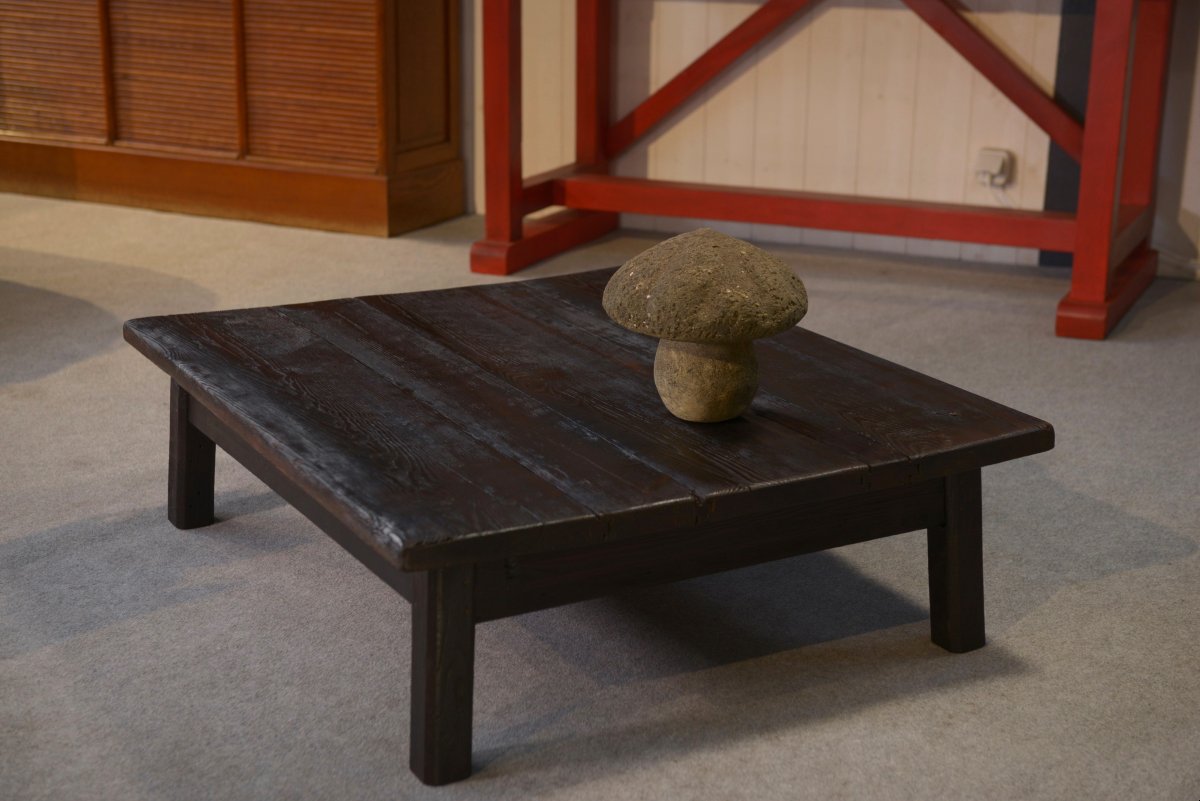 Table basse brutaliste en épicéa foncé piétement chêne-photo-6