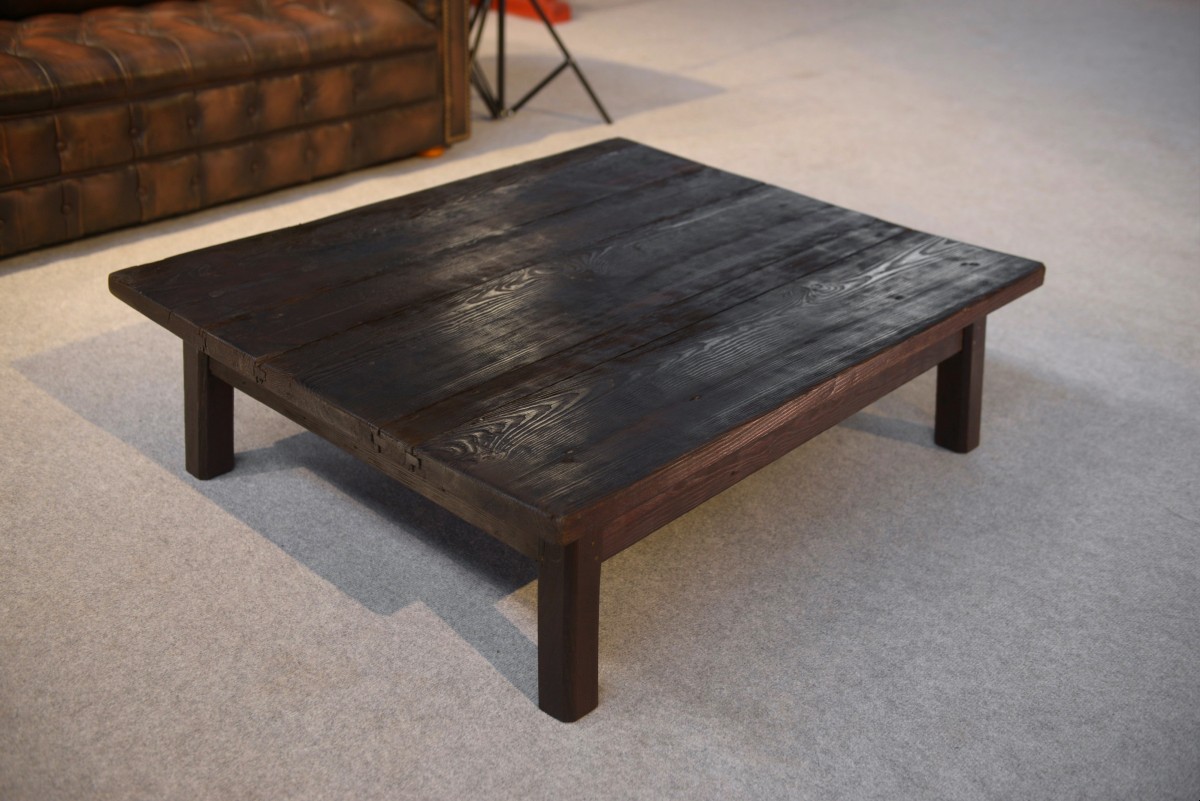 Table basse brutaliste en épicéa foncé piétement chêne