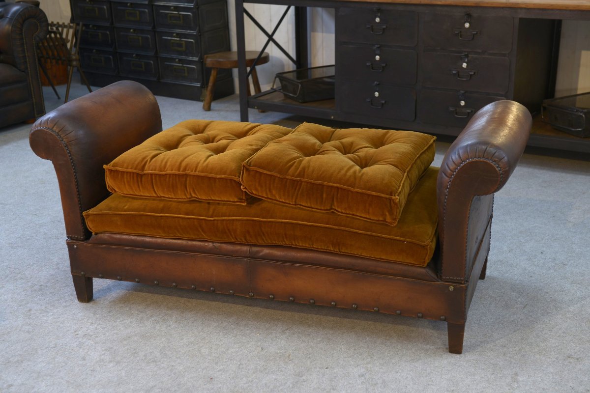 Banquette en cuir clouté vers 1920-photo-1