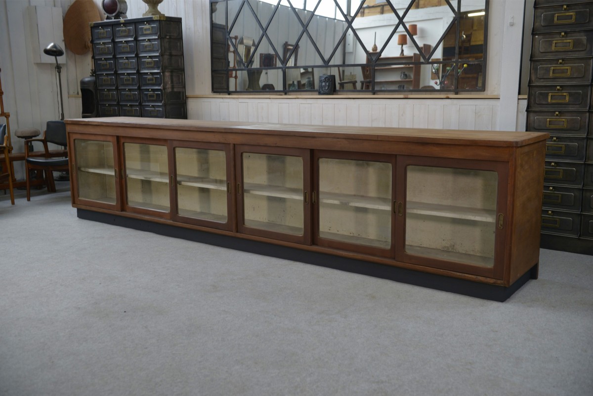 Grand comptoir/enfilade de métier avec portes coulissantes vitrées
