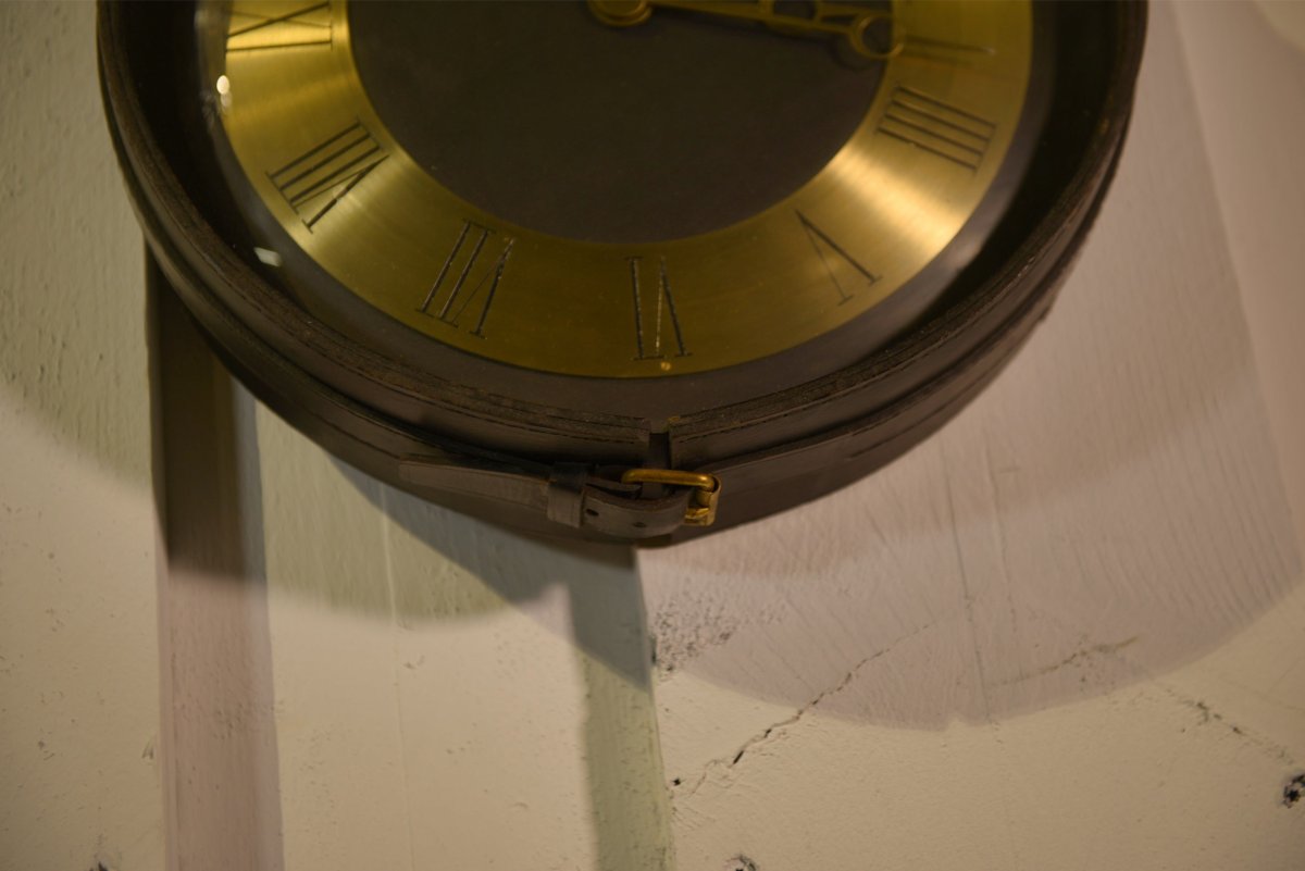 Horloge en cuir noir et laiton par Jacques Adnet 1950's-photo-1