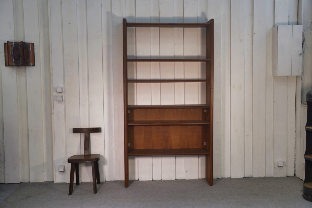 Etagère en orme massif moderniste par Pierre Chapo édité par la manufacture de Seltz 1950's