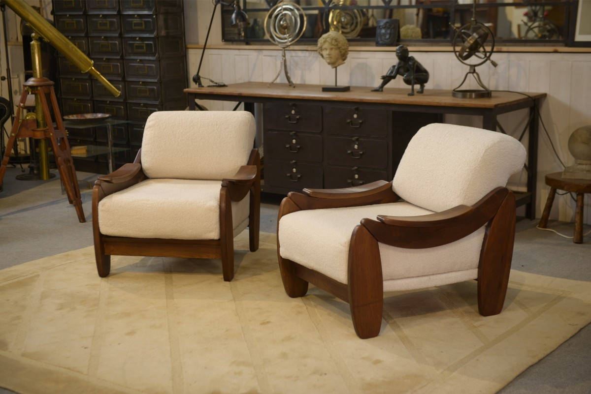 Paire de fauteuils brutalistes en acajou et bouclettes écrues 1970's