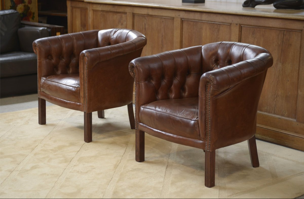 Paire de fauteuils Club capitonnés en cuir