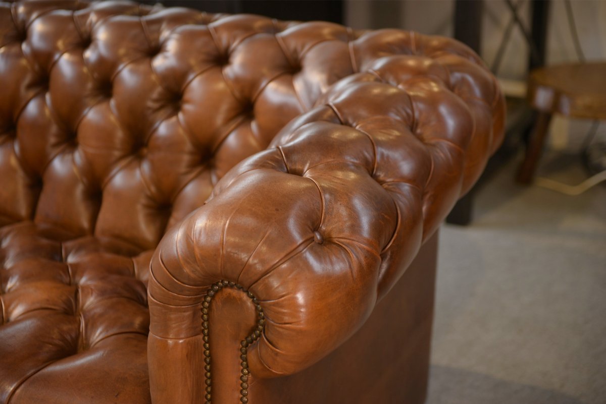 Canapé Chesterfield en cuir fauve capitonné-photo-3