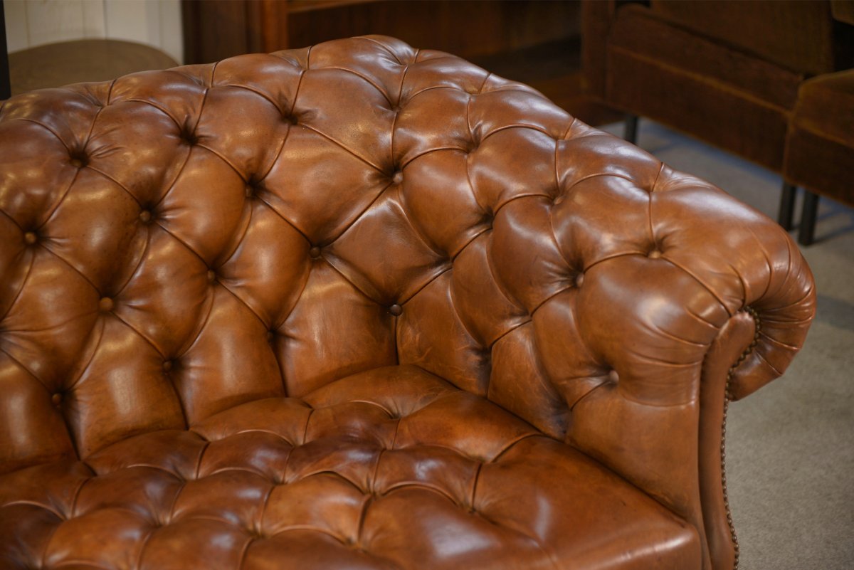 Canapé Chesterfield en cuir fauve capitonné-photo-4