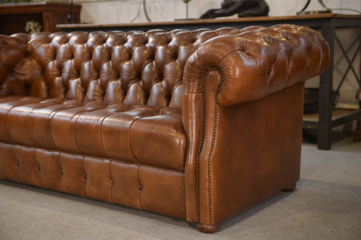 Canapé Chesterfield en cuir fauve capitonné-photo-1
