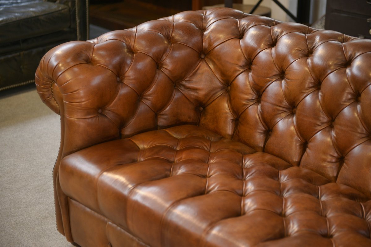 Canapé Chesterfield en cuir fauve capitonné-photo-4