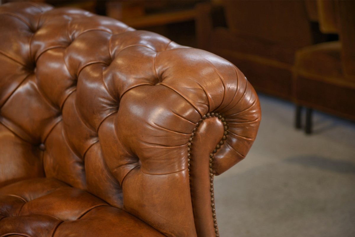 Canapé Chesterfield en cuir fauve capitonné-photo-5