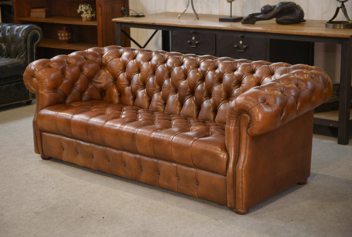 Canapé Chesterfield en cuir fauve capitonné-photo-6