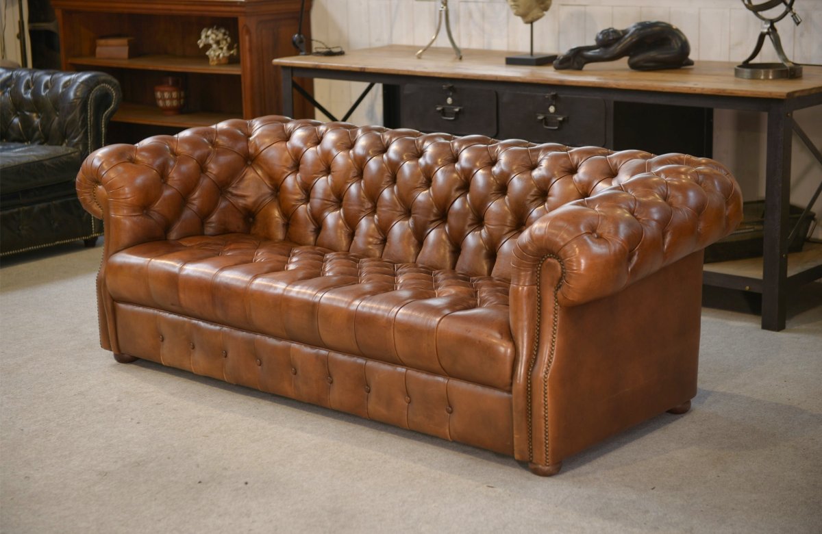 Canapé Chesterfield en cuir fauve capitonné